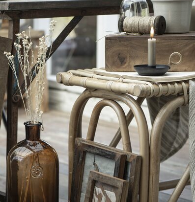 Bild av rustik inredning med ljus och rottingpall