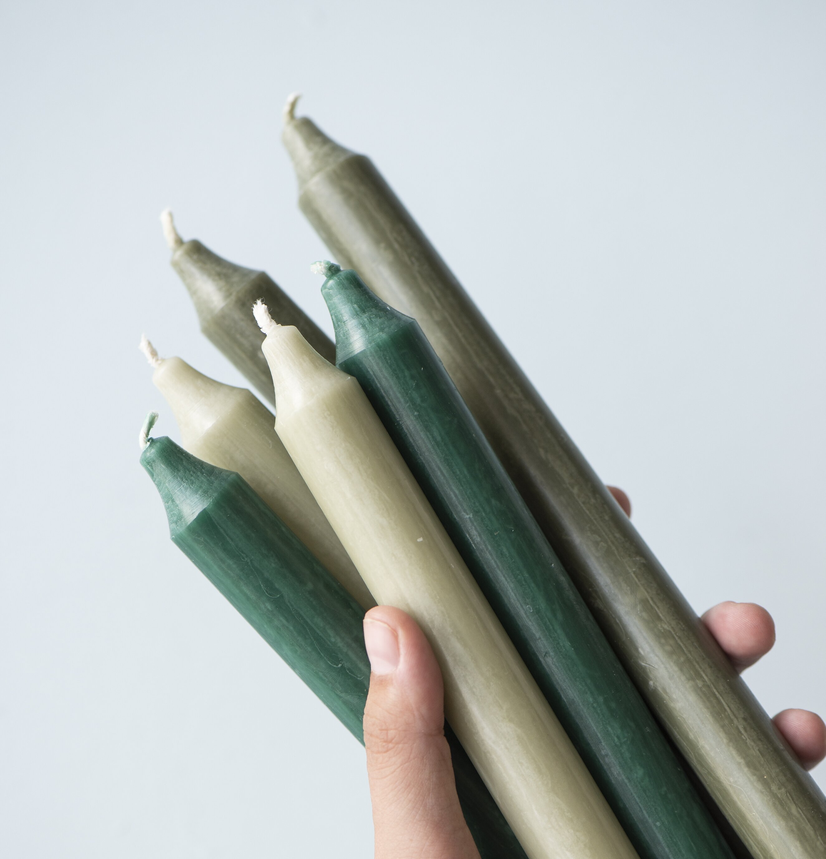 Bild av rustika kronljus i naturliga färgtoner