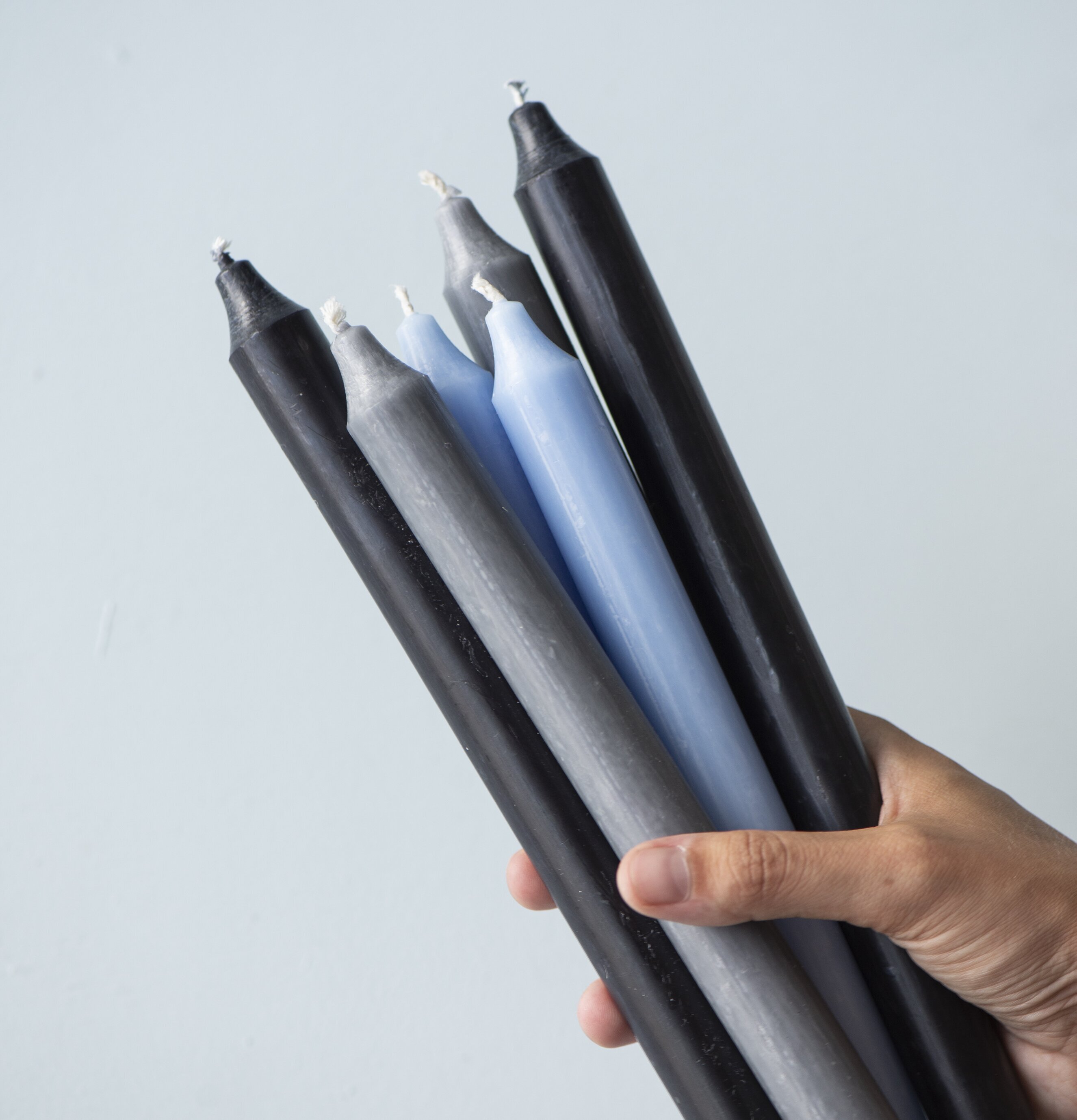 Foto av färgglada rustika kronljus i handens grepp