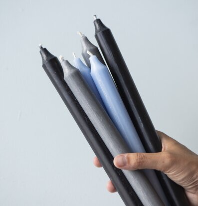 Foto av färgglada rustika kronljus i handens grepp