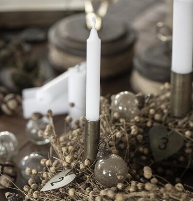 Bild av stämningsfullt arrangemang med ljushållare