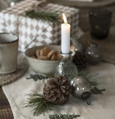 Bild av stämningsfull dukning med ljus och dekorationer