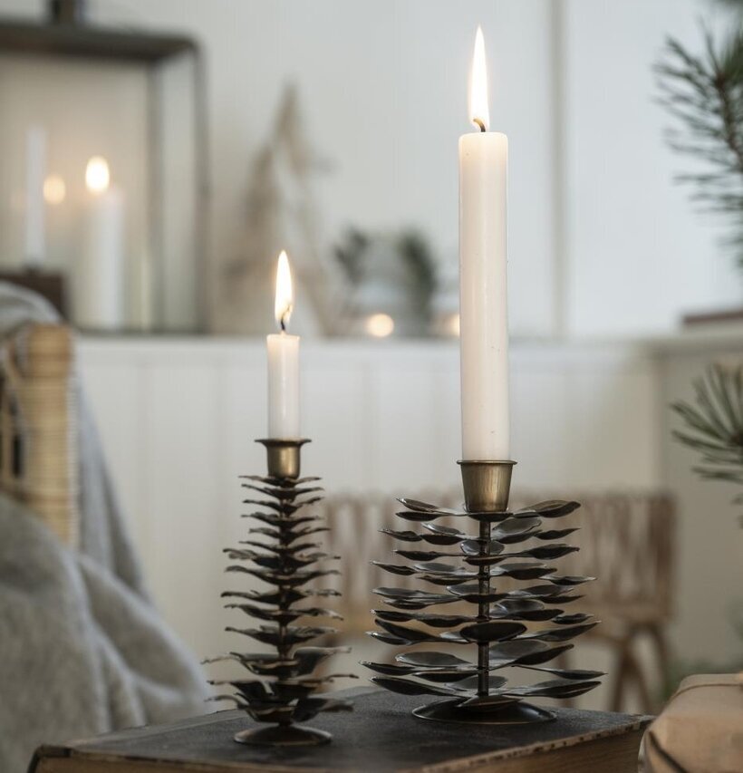 Foto av dekorativa mässingsljusstakar i elegant miljö