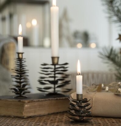 Bild av eleganta ljusstakar i mässing och rustik miljö