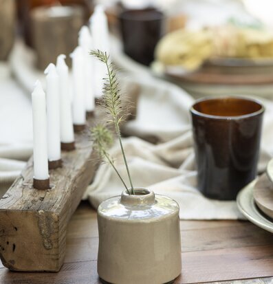 Foto av rustik och naturlig bordsdukning med ljusstake
