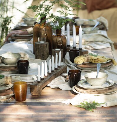 Bild av rustikt dukat bord i naturskön utomhusmiljö