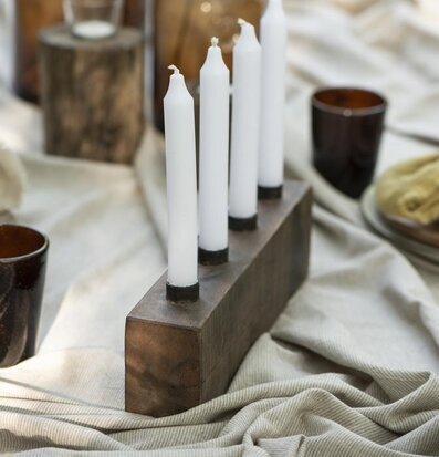 Bild av stilren ljusstake i harmonisk bordsdukning