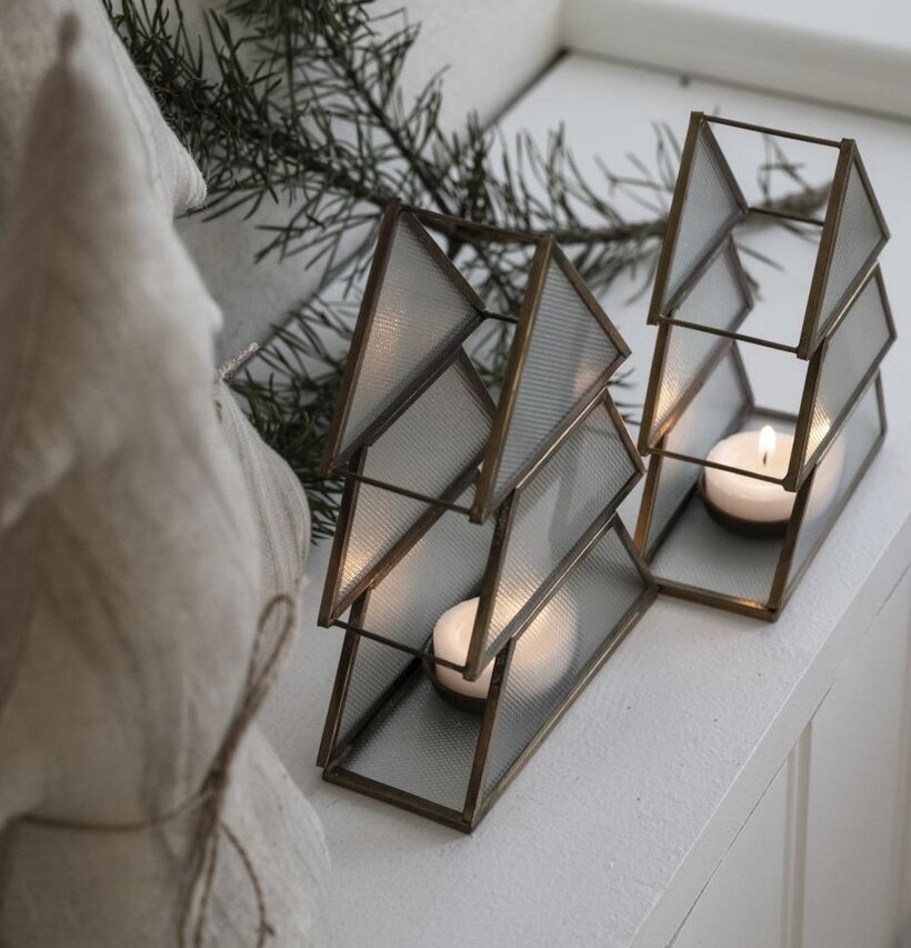 Ljuslykta Julgran Stor från IB Laursen på vit yta med gran