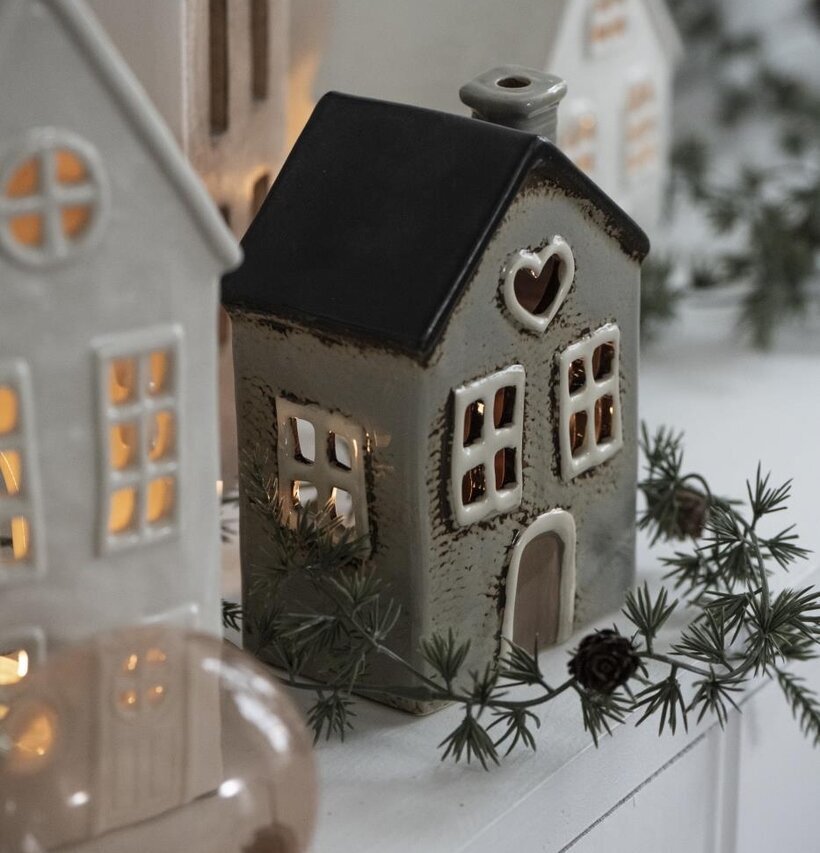 Ljuslykta Hus Grå från IB Laursen med fönster och skorsten