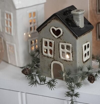 Ljuslykta Hus Grå från IB Laursen på vit hylla med granris