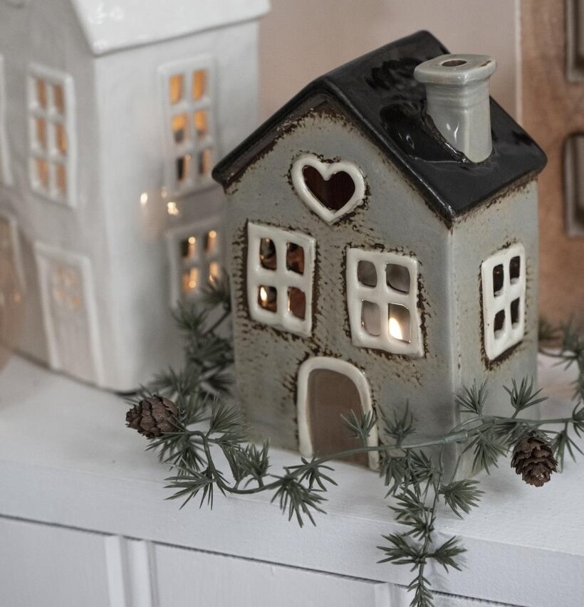 Ljuslykta Hus Grå från IB Laursen på vit hylla med granris