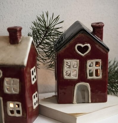 Ljuslykta Hus Röd från IB Laursen med hjärtformad detalj