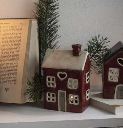 Ljuslykta Hus 4 Fönster Röd från IB Laursen på vit hylla