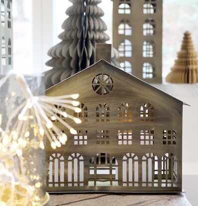 Ljuslykta Hus #6 Antik Mässing från Chic Antique i detalj