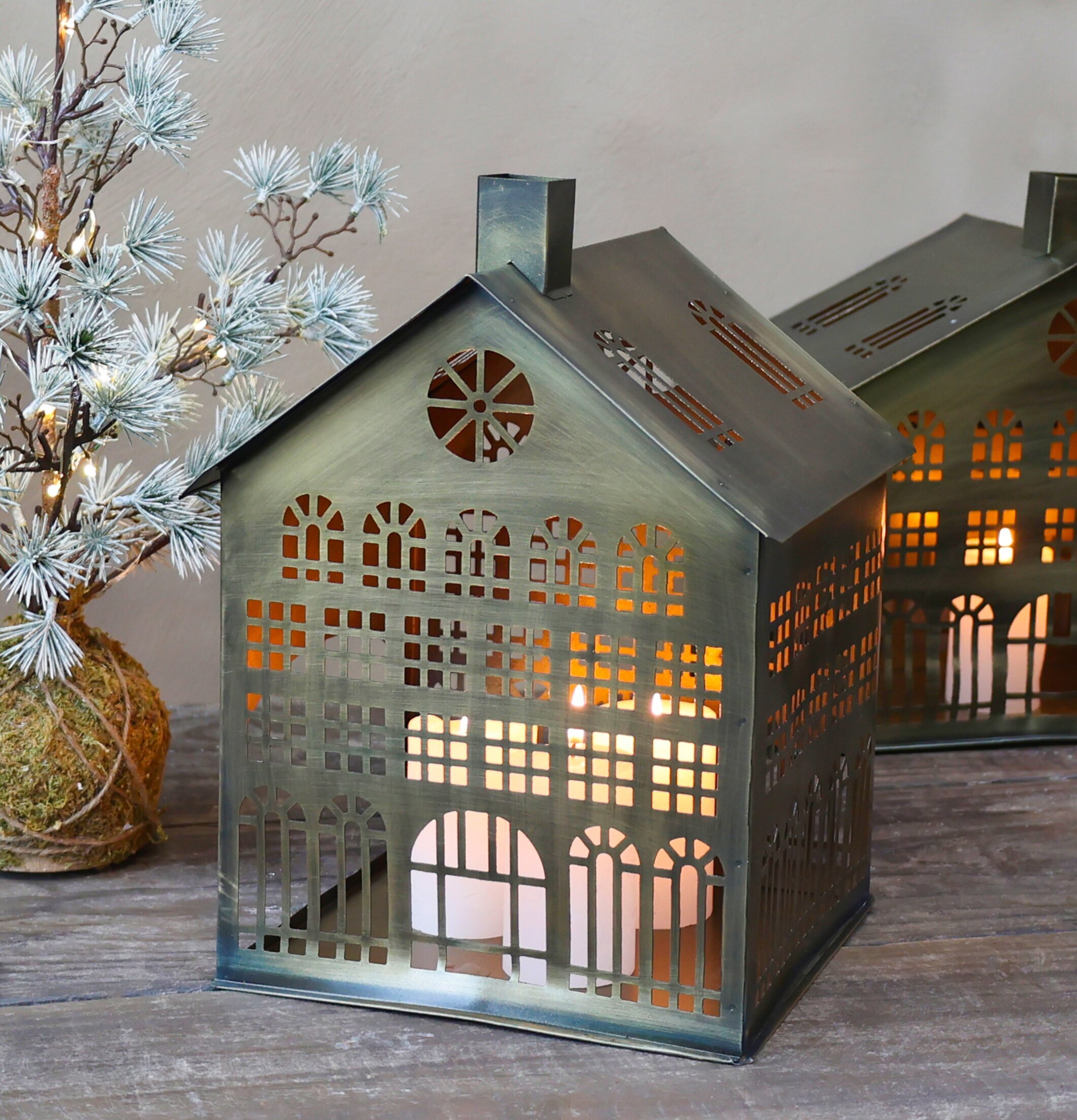 Ljuslykta Hus #7 Antik Mässing från Chic Antique på träbord