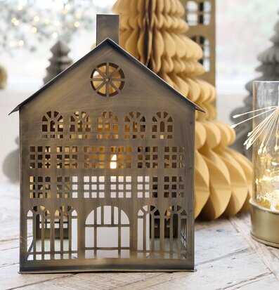 Ljuslykta Hus #7 Antik Mässing från Chic Antique i fokus