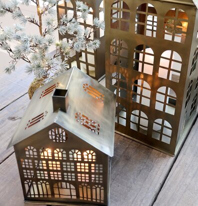 Ljuslykta Hus #7 Antik Mässing från Chic Antique på träbord