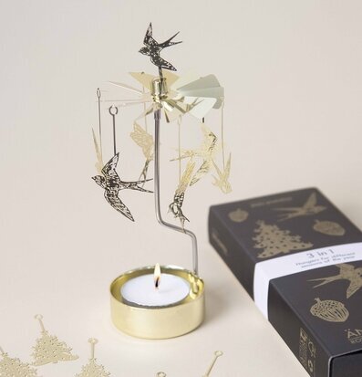 Foto av elegant änglaspel med säsongsdekorationer