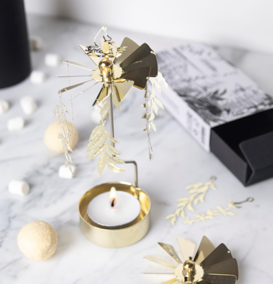 Bild av elegant arrangerad ljuslykta med värmeljus