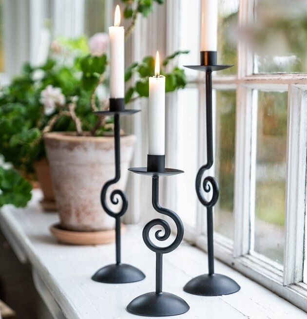 Bild av eleganta ljusstakar i smide på fönsterbräda