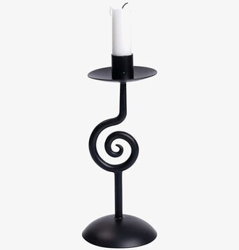 Bild av elegant smidesljusstake med spiraldesign