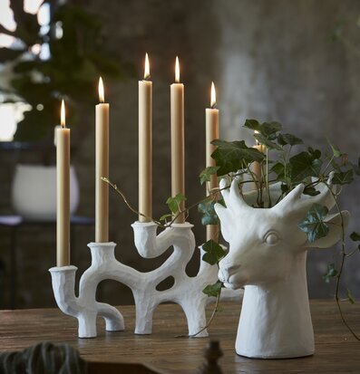 Bild av ljusstake och vas i rustik, elegant miljö