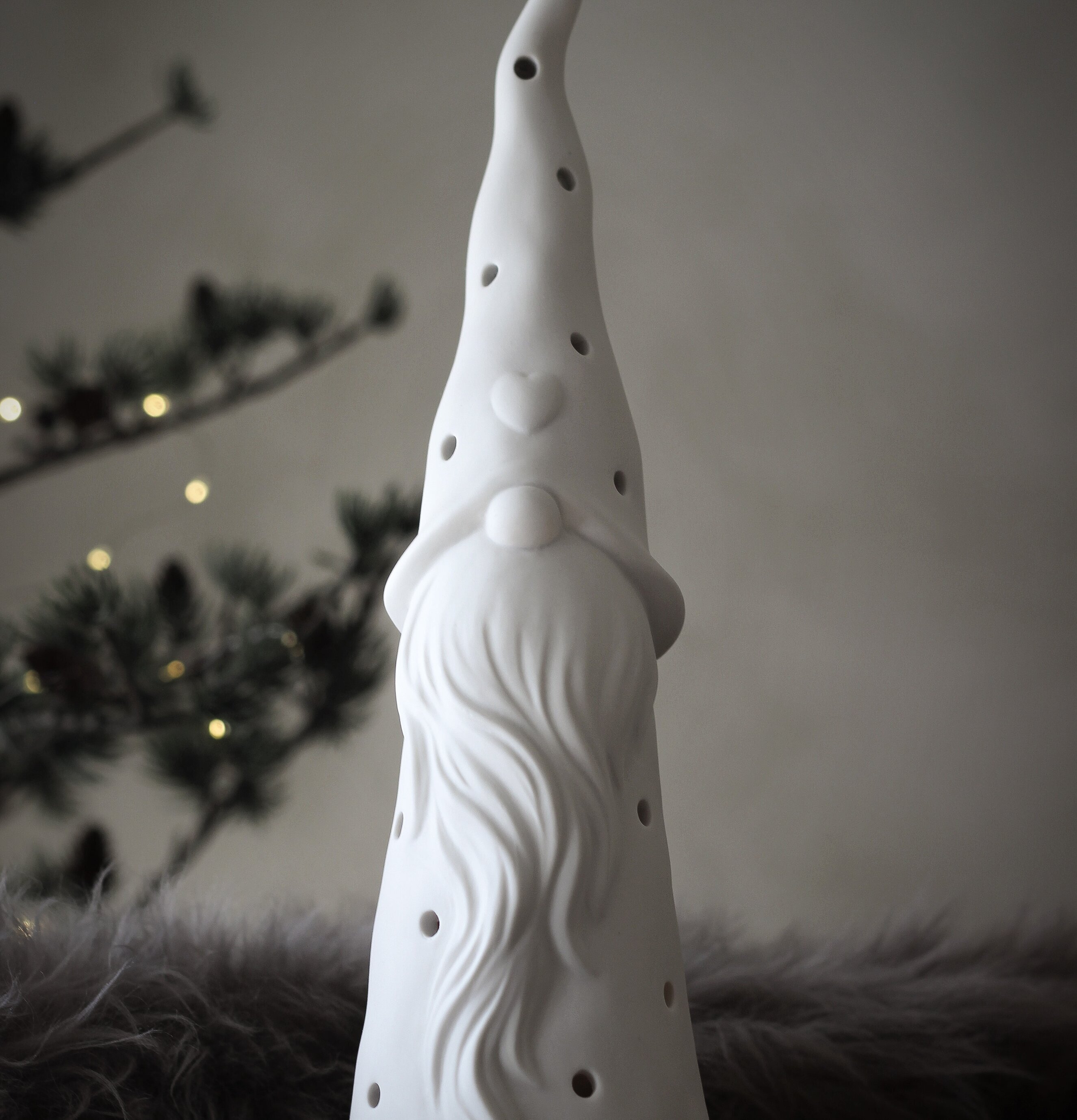 Stående Tomte Heartly - Majas Cottage, vit keramik tomtefigur