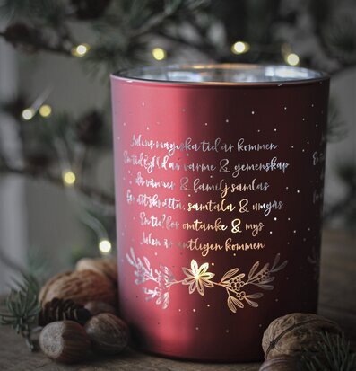 Ljuslykta Julens Magiska Tid Röd från Majas Cottage på bord