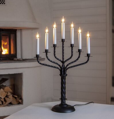 Bild av hemtrevlig inredning med elegant ljusstake