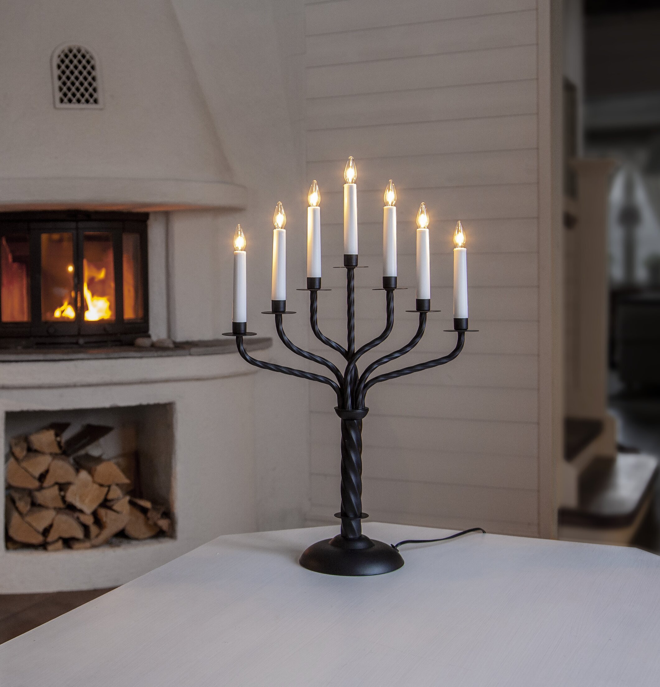 Ljusstake Bore Svart från Star Trading på vitt bord