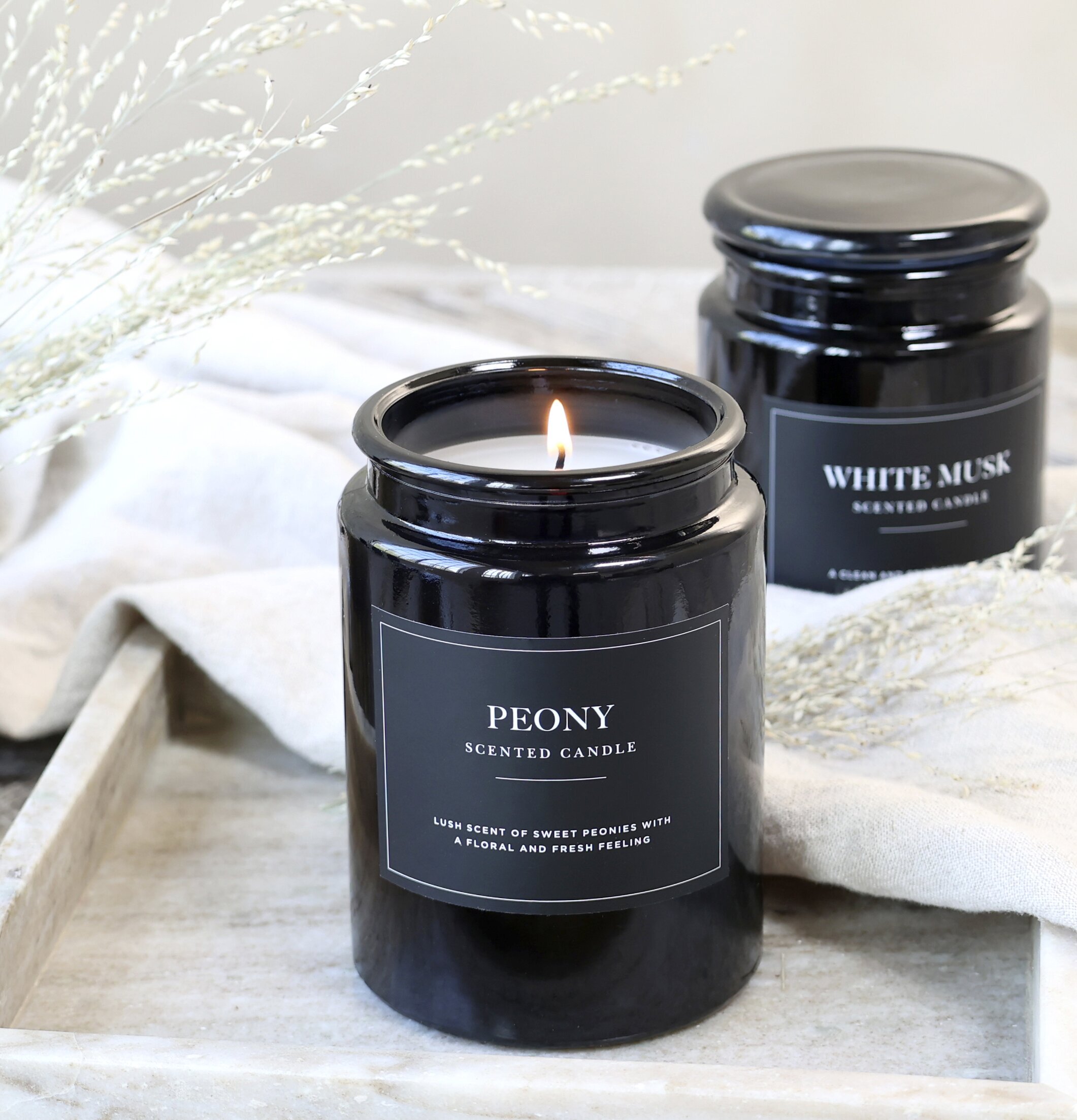 Bild av elegant stilleben med doftljus och detaljer