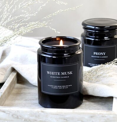 Bild av stilrena doftljus i harmonisk inomhusmiljö