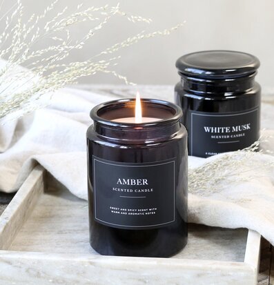 Bild av stilfull doftljusuppsättning i jordnära toner