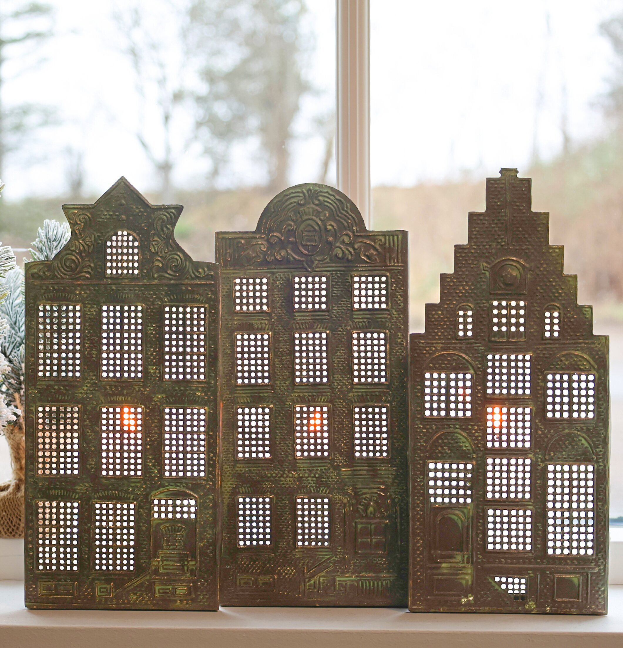 Ljushållare Husfasad Antik Mässing från Chic Antique