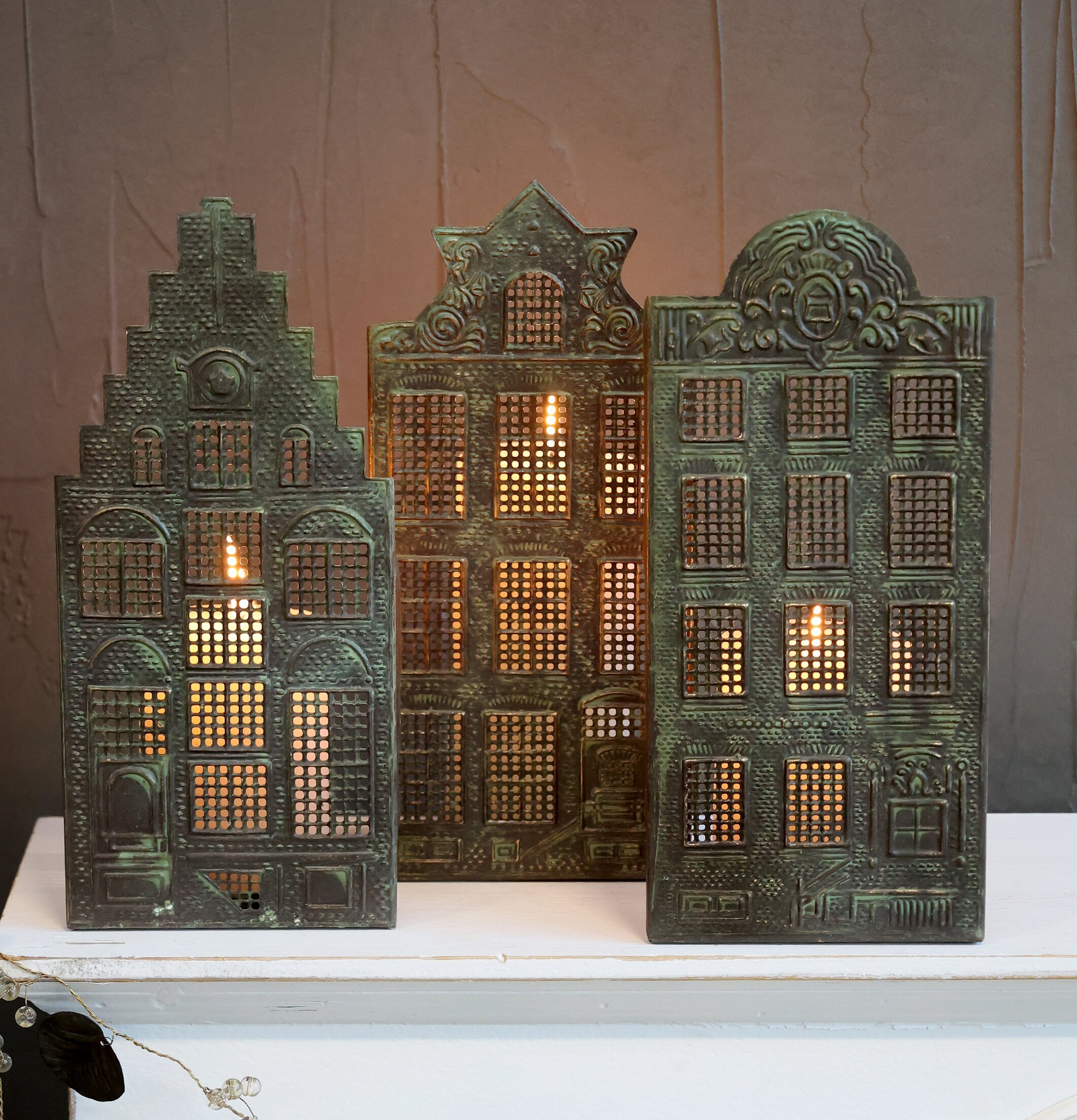 Ljushållare Husfasad Antik Mässing från Chic Antique