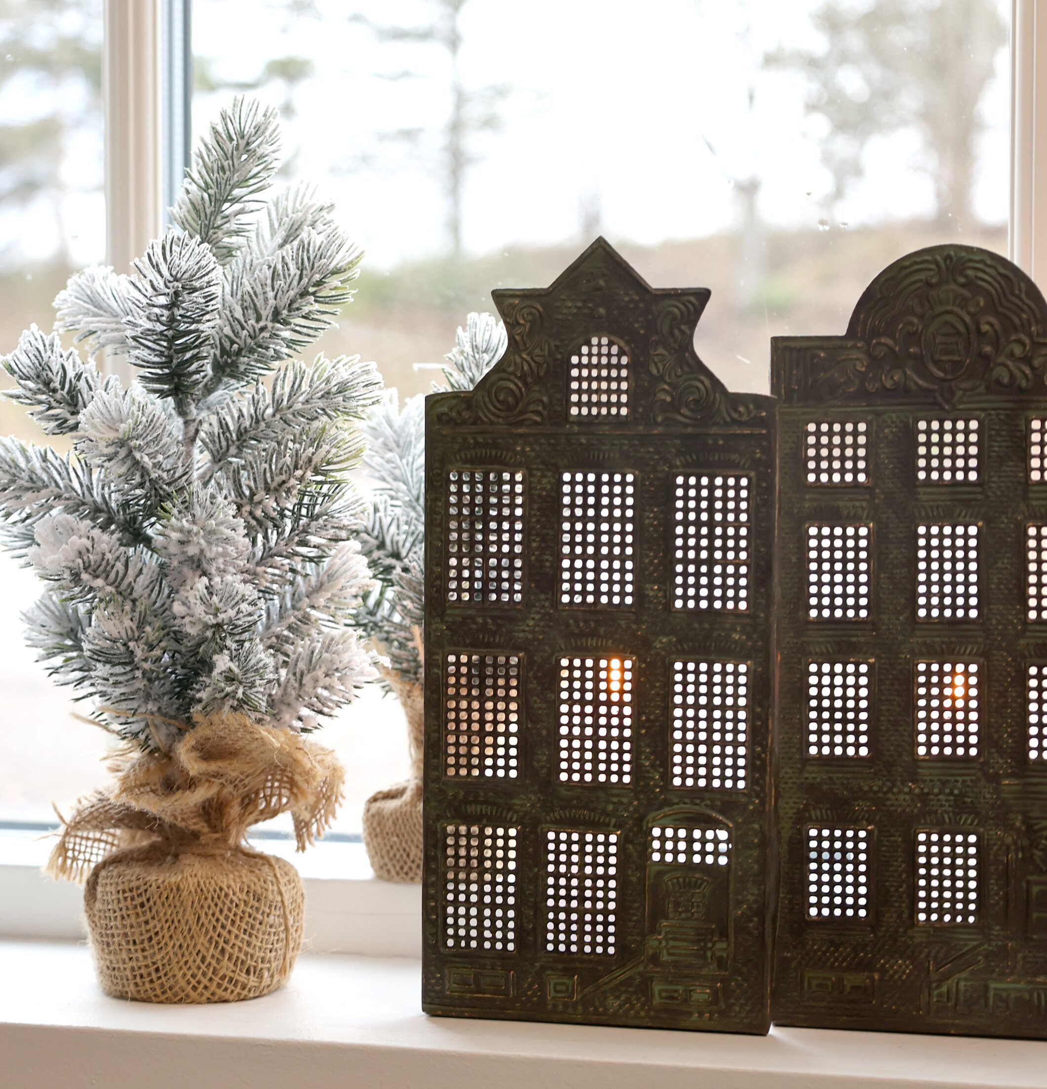 Bild av stilfull ljushållare i antik mässing