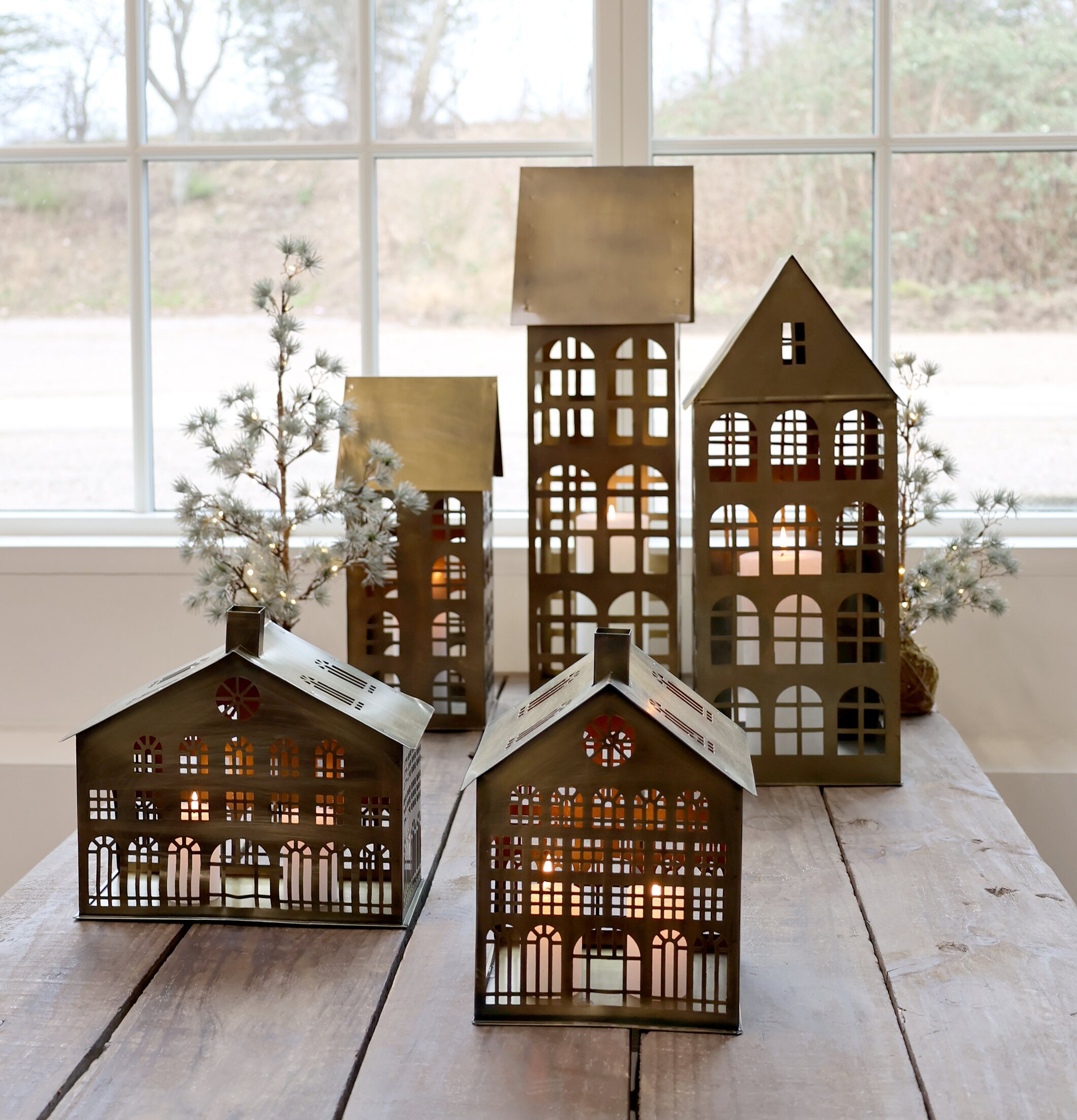 Ljuslykta Hus #9 Antik Mässing från Chic Antique på bord