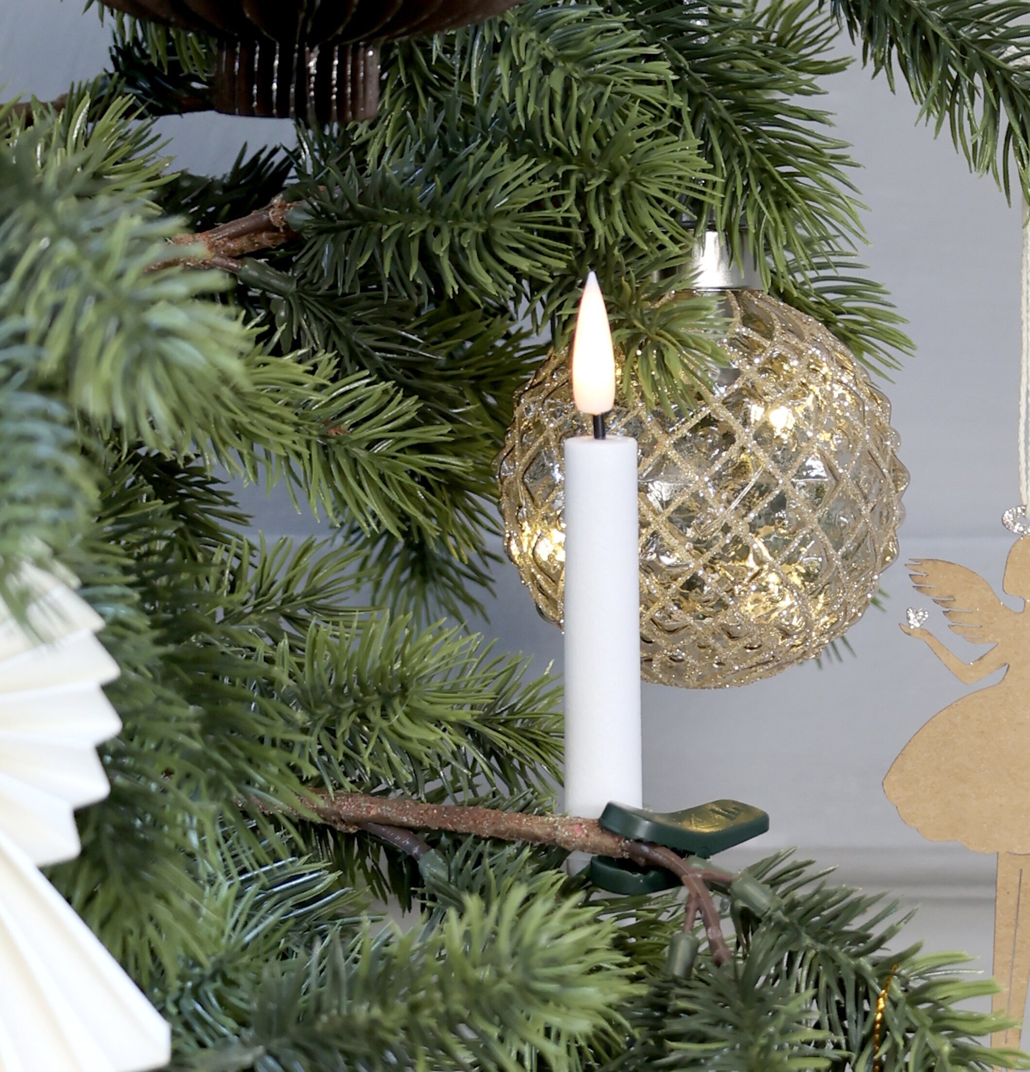 Bild av julgran med LED-ljus och glittrande dekorationer