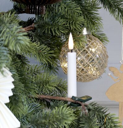 Bild av julgran med LED-ljus och glittrande dekorationer