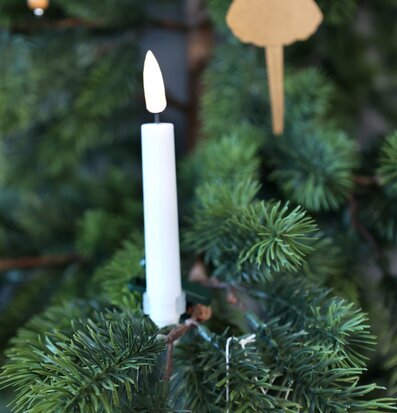 Bild av julgransdekoration med LED-ljus och ängel