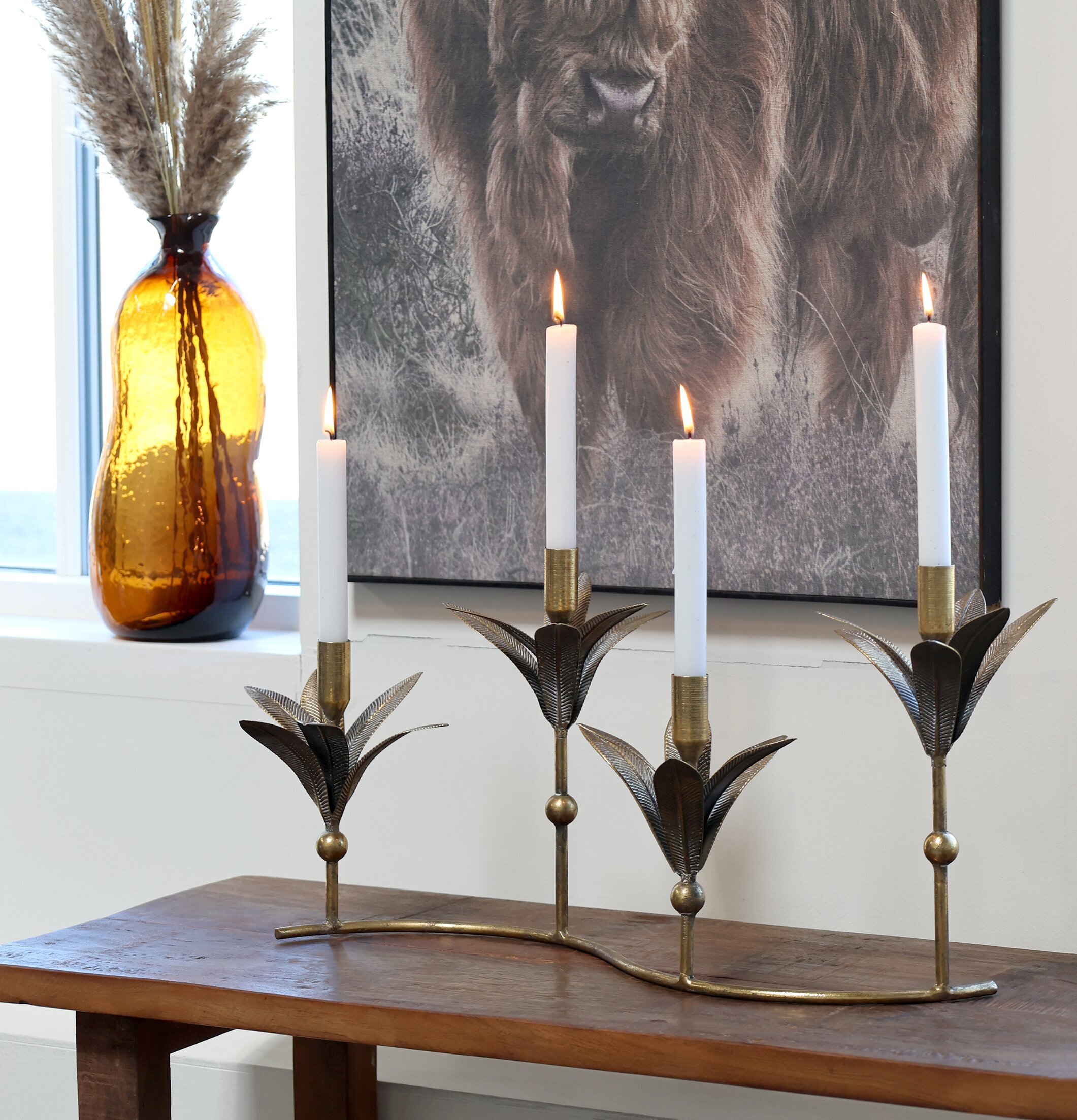 Ljusstake Bladdekor Antik Mässing från Chic Antique på bord