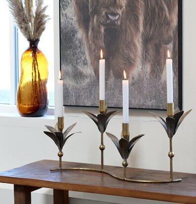 Bild av elegant interiör med ljusstake och konstverk