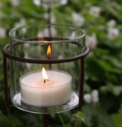 Foto av vacker ljuslykta i rustik och naturlig design