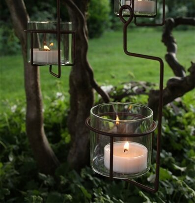 Foto av hängande ljuslykta i naturnära miljö