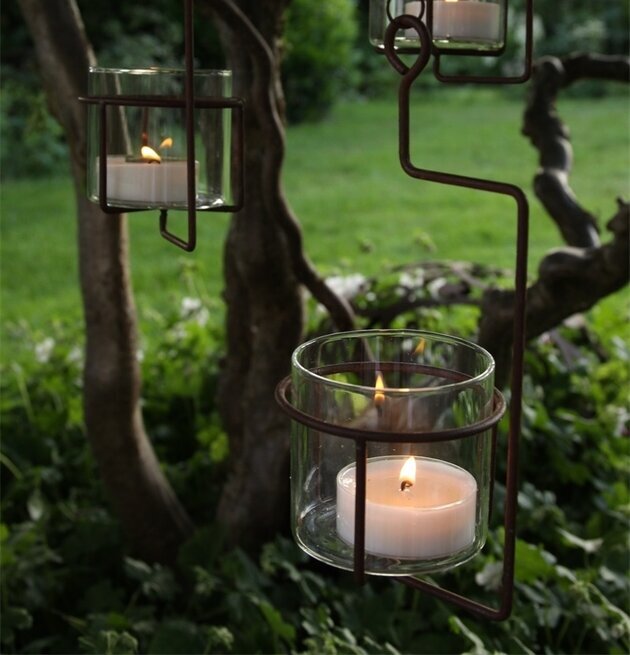 Foto av hängande ljuslykta i naturnära miljö