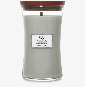 Bild av ljuslykta med trälock och krämfärgat ljus