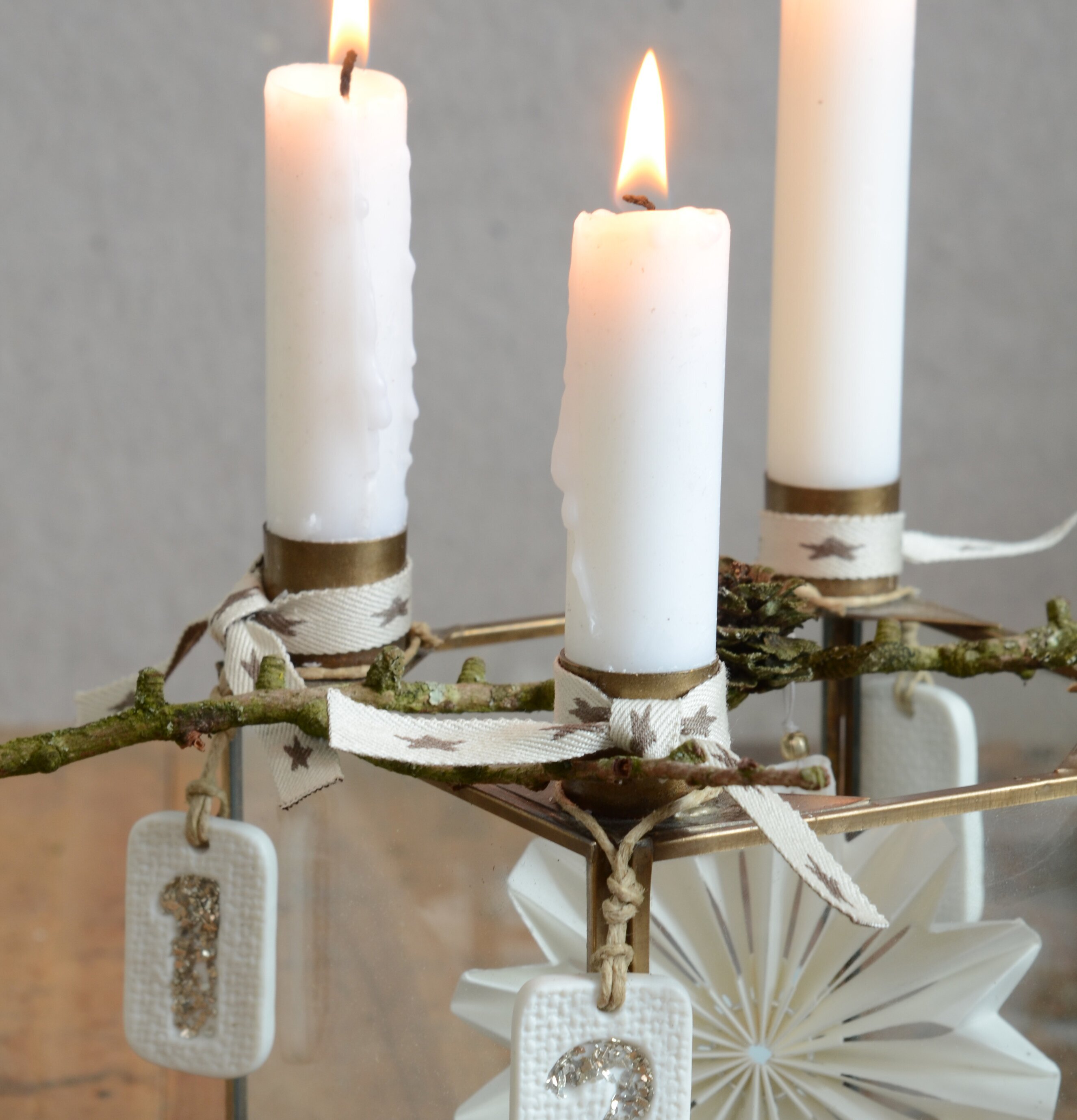 Foto av elegant ljusstake med julstämning och detaljer