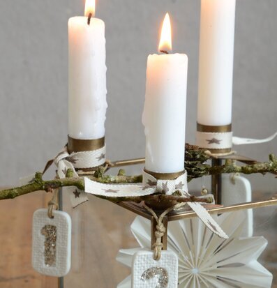 Foto av elegant ljusstake med julstämning och detaljer