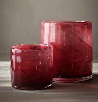 Ljuslykta Lumiere Bordeaux Liten från Majas Cottage på bord