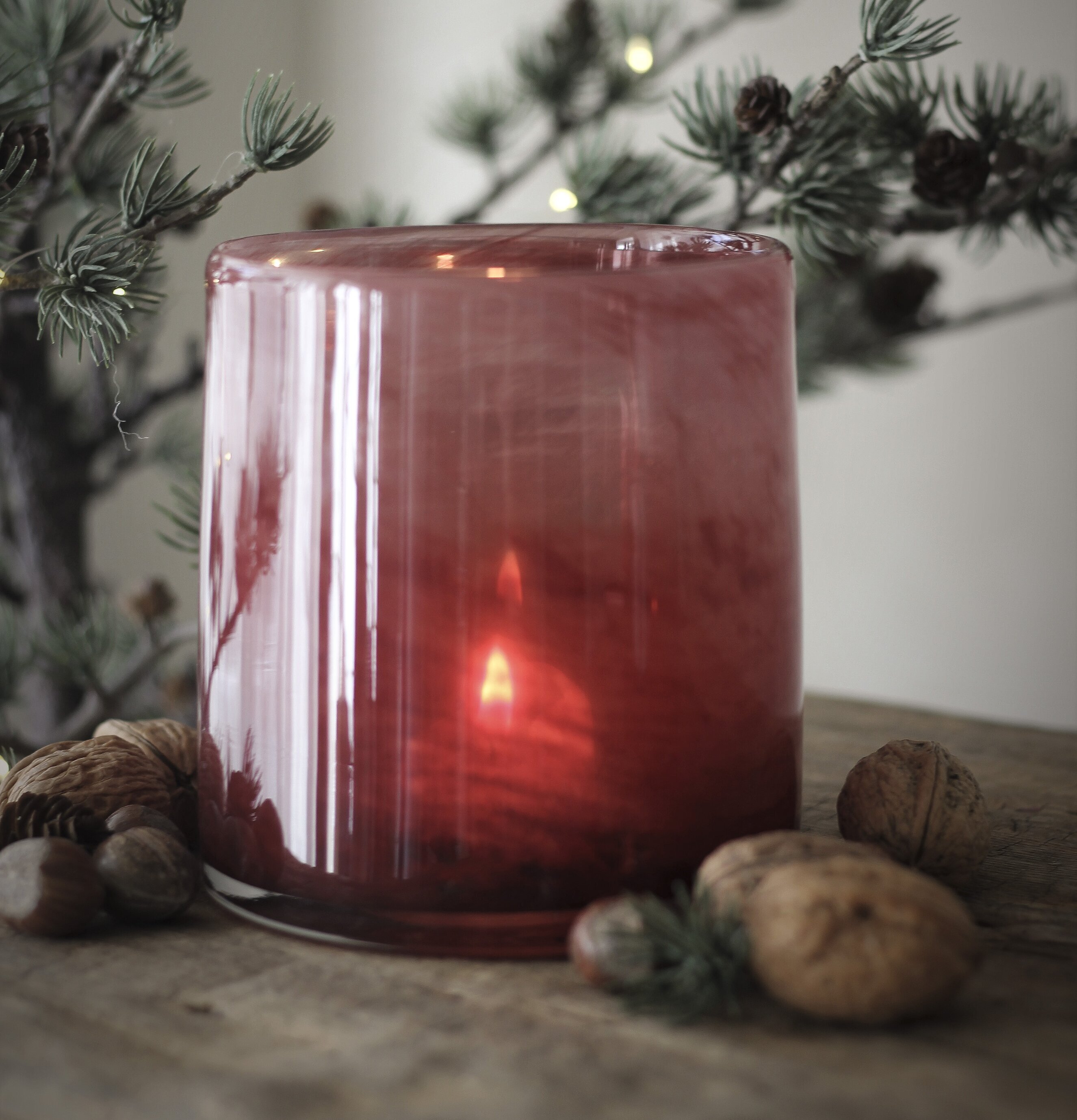 Ljuslykta Lumiere Bordeaux Liten från Majas Cottage på träyta